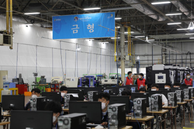 '제55회 전국기능경기대회' 금형 직종 경기에 참가한 선수들이 경기 과제를 수행하고 있다. [자료제공: 삼성전자]