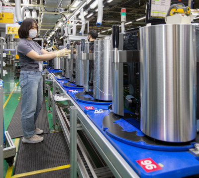 LG전자 직원들이 16일 경남 창원사업장에서 캡슐형 수제맥주제조기 'LG 홈브루'를 생산하고 있다.[자료제공:LG전자]