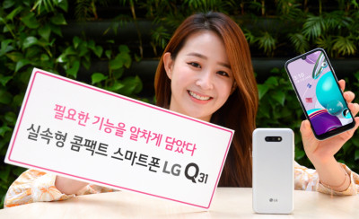 LG전자가 25일 이동통신 3사, 자급제 채널을 통해 실속형 콤팩트 스마트폰 ‘LG Q31’을 출시한다. 모델이 'LG Q31'을 소개하는 모습.[자료제공: LG전자]