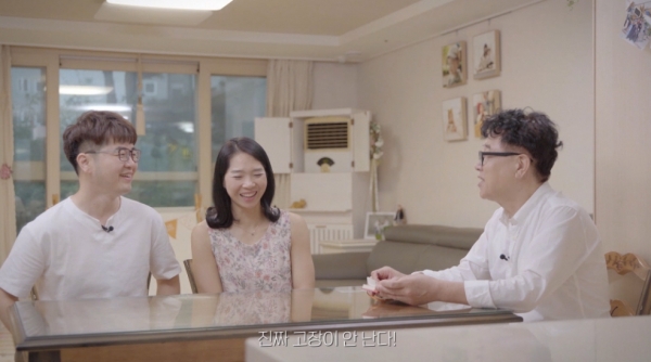 LG전자가 오랫동안 고객들과 함께 해온 ‘골드스타 에어컨’을 활용해 만든 디지털 캠페인 영상을 18일 공개했다. '달려라 하니'의 이진주 작가(사진 오른쪽)가 고객들과 골드스타 에어컨에 얽힌 사연을 이야기 하고 있다.[자료제공: LG전자]