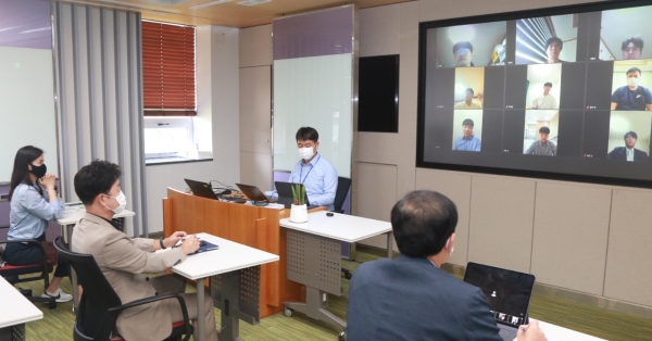 포스코는 21일 포항과 광양에서 온라인을 활용한 비대면 방식으로 ‘청년 구직자 취업지원 교육’ 입과식을 가졌다. [사진제공-포스코]