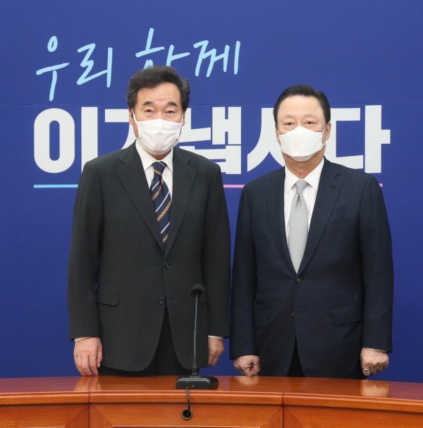 박용만 대한상의 회장(오른쪽)과 이낙연 더불어민주당 대표가 기념촬영을 하고 있다.[자료제공: 대한상공회의소]
