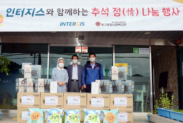 인터지스 권광용 본부장과(가운데) 박정환 노조위원장이(오른쪽) 22일 중구종합사회복지관에 기부금을 전달하고 기념촬영을 하고 있다. [사진제공-동국제강]