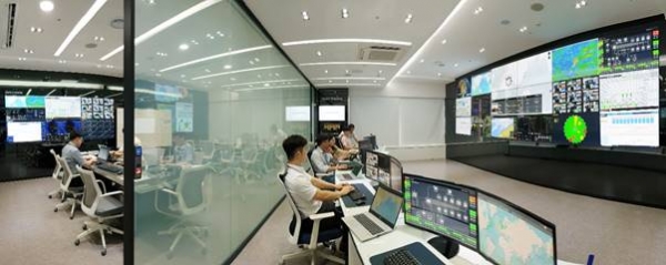 23일부터 국내 해운업계 최초로 본격적인 운영에 들어간 ‘선박종합상황실 (Fleet Control Center)’에서 직원들이 근무하고 있다. [사진제공-HMM]