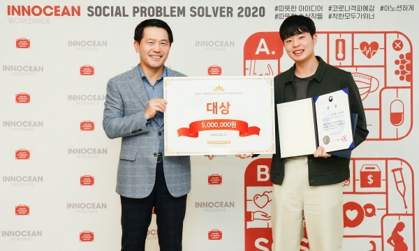 이노션 이용우 대표이사(좌)와 대상 수상자 손다훈(우)
