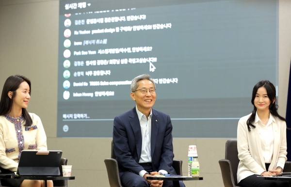 윤종규(왼쪽) KB금융그룹 회장이 지난 23일 서울 여의도 본점에서 자회사로 편입된 푸르덴셜생명 직원들과 온라인 간담회를 하고 있다. [사진=KB금융그룹]