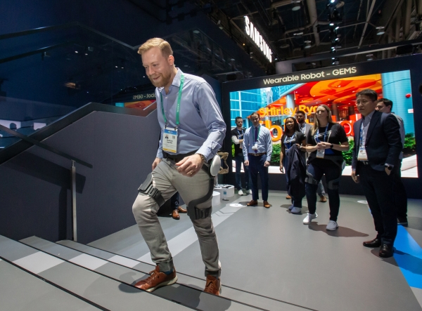 미국 라스베이거스에서 열린 세계 최대 전자 전시회 'CES 2020'에서 관람객이 삼성전자 웨어러블 보행 보조 로봇 'GEMS Hip'을 체험하는 모습. [자료제공: 삼성전자]