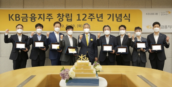 29일 여의도본점에서 개최된 KB금융지주 창립 12주년 기념식에서 장기근속 직원들과 기념사진을 촬영중인 (가운데) 윤종규 회장 [사진=KB금융]