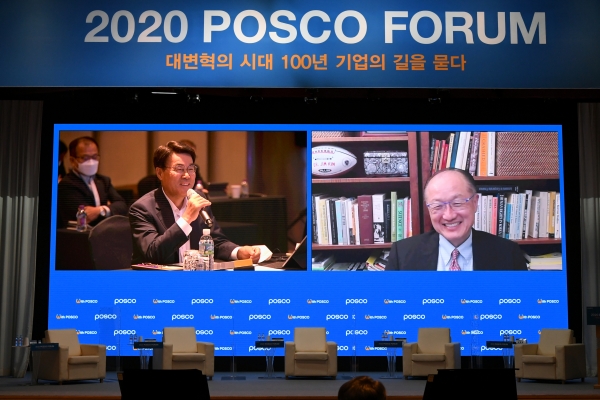 포스코포럼에서 최정우 회장이 기조강연자인 김용 전 세계은행총재와 화상으로 대화하는 모습.