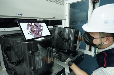 현장엔지니어가 태블릿PC를 통해 Nexplant 3D eXcellence로 제작한 3D 디지털 매뉴얼을 보면서 작업하고 있다 .[자료제공: 삼성SDS]