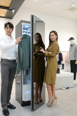 모델들이 서울에 있는 헤지스 명동점에서 'LG 트롬 스타일러'를 소개하고 있다.[자료제공: LG전자]