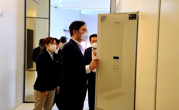 이재용 삼성전자 부회장이 9일 오후 서울 강남구에 위치한 삼성디지털프라자 삼성대치점을 찾아 프리미엄 가전제품 판매 현장을 점검하는 모습.[자료제공: 삼성전자]