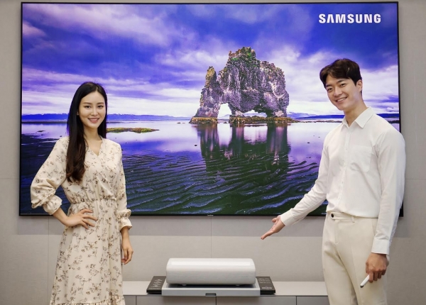 삼성전자 모델이 서울 논현동에 위치한 삼성디지털프라자 강남본점에서 프리미엄 가정용 프로젝터 '더 프리미어'를 선보이고 있다.[자료제공: 삼성전자]