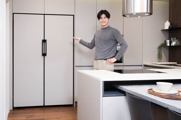 삼성전자 모델이 한샘 디자인파크 논현점에서 한샘 프리미엄 주방가구 '키친바흐'와 동일한 페닉스(FENIX) 소재의 도어 패널이 적용된 비스포크(BESPOKE) 냉장고 신제품을 소개하고 있다.[자료제공: 삼성전자]