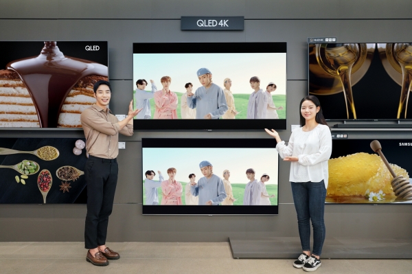 삼성전자 모델이 서울 논현동에 위치한 삼성디지털프라자 강남본점에서 삼성 TV를 통해 방탄소년단 'Dynamite' 뮤직비디오를 선보이고 있다.[자료제공: 삼성전자]