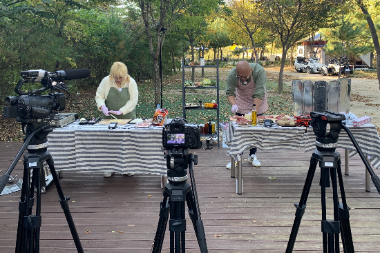 'GO지방트래블'에서 MC를 맡은 돈스파이크 씨와 홍윤화 씨가 여행지에서 펼치는 요리 대결 미션 [자료제공=LG헬로비전]