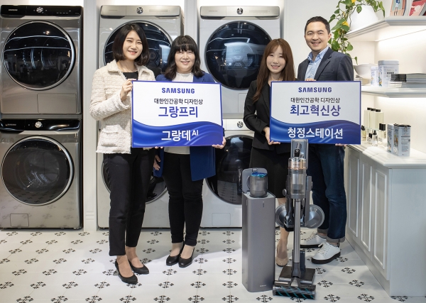 삼성전자 직원이 삼성디지털프라자 강남본점 5층에 위치한 라이프스타일 쇼룸 #ProjectPRISM에서  대한인간공학회가 주관하는 ‘2020년 인간공학디자인상'에서 최고상인 그랑프리(Grand Prix Award)에 선정된 그랑데 AI 세탁기·건조기와  최고혁신상(Best Innovation Award)에 선정된 자동 먼지 배출 시스템 '청정스테이션'을 소개하고 있다.[자료제공: 삼성전자]