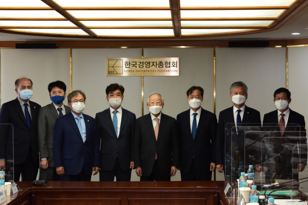 왼쪽부터 이용우 의원, 오기형 의원, 송기헌 의원, 김병욱 의원, 손경식 회장, 유동수 의원, 홍성국 의원, 김용근 상근부회장.[자료제공: 경총]