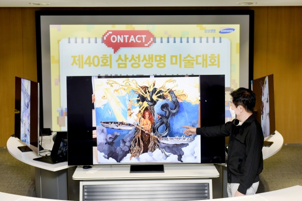 삼성생명 미술대회 후원 미술대학의 한 심사위원이 21일 서울 서초동에 위치한 삼성생명 컨퍼런스룸에서 삼성 QLED 8K TV를 활용해 삼성생명이 주최하는 '제 40회 청소년 미술대회' 예선 작품을 심사하고 있다.[자료제공: 삼성전자]