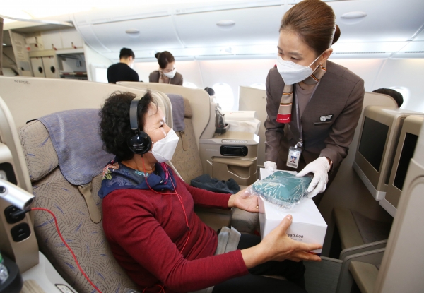 아시아나항공이 24일 A380 항공기로 인천~강릉~포항~김해~제주~인천 상공을 비행하는 「A380 한반도 일주 비행」을 실시했다. 이날 A380에서 캐빈승무원들이 승객들에게 기념품을 증정하고 있다. [자료제공: 아시아나항공]