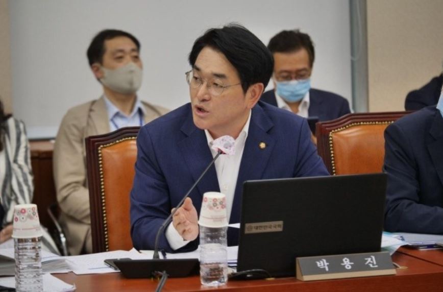 박용진 더불어민주당 국회의원이 지난 7월 29일 오후 국회 정무위원회 전체회의에서 보험업법 개정안에 대해서 발언하고 있다.
