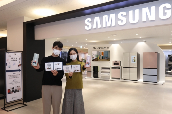 삼성전자 모델이 '나답게 스튜디오'에서 스티커 랠리 이벤트 미션을 수행하면 증정되는 한정판 굿즈를 선보이고 있다. [자료제공: 삼성전자]