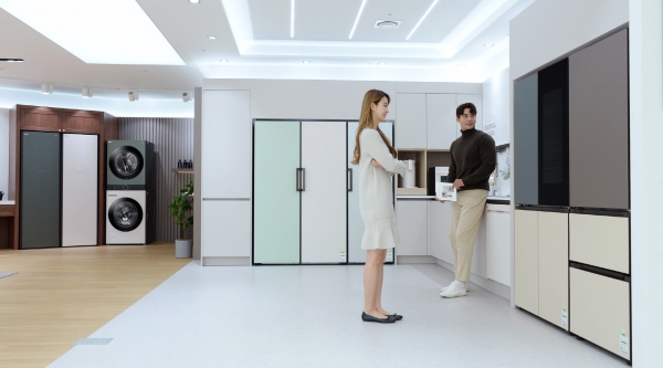 (사진 왼쪽부터)LG 오브제컬렉션 스타일러, 워시타워, 1도어 냉장·냉동·김치 컨버터블 냉장고, 정수기, 광파오븐, 식기세척기, 상냉장 하냉동 냉장고, 김치냉장고.[자료제공: LG전자]