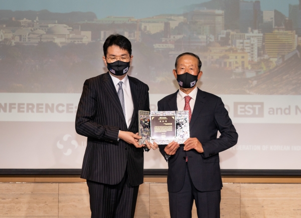 사진은 조원태 한진그룹 회장(왼쪽)과 허창수 한미재계회의 위원장(오른쪽)이 기념 촬영을 하고 있는 모습.[사진=한진그룹 제공]