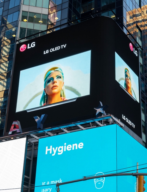 현지시간 6일부터 미국 뉴욕 타임스스퀘어의 전광판에서 세계적인 팝스타 레이디 가가(Lady GaGa)의 신곡 '911' 뮤직비디오가 상영되고 있다. [사진제공: LG전자]