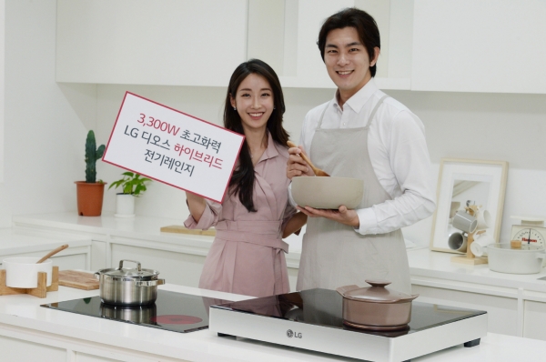 LG전자가 25일 플러그 타입 단일 화구 기준 국내 최고 화력인 3,300와트(W) 인덕션 화구(火口)를 갖춘 하이브리드 전기레인지 신제품을 출시했다. 1개의 하이라이트 화구는 뚝배기와 같은 다양한 용기를 사용할 수 있다. [자료제공: LG전자]