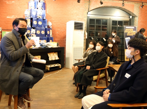 지난 24일 로컬라이즈 군산 청년 창업가들과 대화하고 있는 최태원 SK회장(왼쪽) [사진=SK제공]