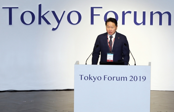 최태원 SK 회장이 지난해 12월 6일 일본 도쿄대에서 열린 '도쿄포럼 2019' 개막식에서 연설을 하고 있다. [사진=SK제공]