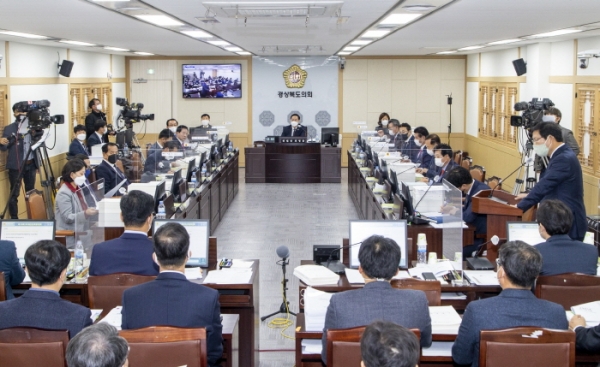 경북도의회 예산결산특별위원회는 7~11일까지 5일간 경북지사와 경북교육감이 제출한 2021년도 세입·세출예산안 및 기금운용계획안의 본격적인 심사에 들어갔다.
