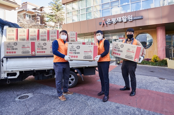 8일 오후 한화건설 봉사단이 서울 은평재활원에 방역물품을 전달하는 모습. [사진: 한화그룹 제공]