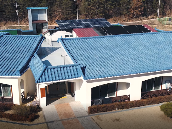 2020년 2월 충남 예산에 '해피선샤인' 캠페인으로 태양광 발전설비가 설치된 사회복지시설 아름다운집의 모습.[사진: 한화그룹 제공]
