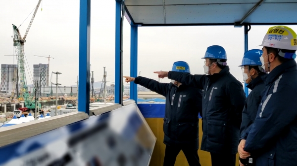 ​지난 4일 이재용 부회장이 EUV 전용라인을 점검하는 모습.[사진: 삼성전자 제공]