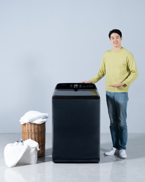 삼성전자 모델이 수원 삼성 디지털시티에서 전자동 세탁기 신제품 '그랑데 통버블'을 소개하고 있다.[사진: 삼성전자 제공]