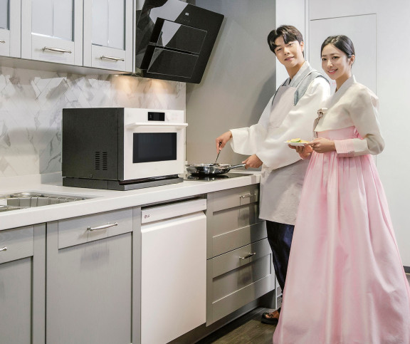 모델이 차별화된 성능과 편리함으로 큰 인기를 얻고 있는 LG 오브제컬렉션 식기세척기와 광파오븐, LG 디오스 전기레인지를 소개하고 있다. [사진: LG전자 제공]