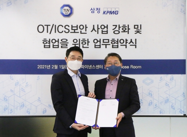 정대길 삼정KPMG 컨설팅부문 대표(오른쪽)와 서정욱 TUV SUD Korea 대표(왼쪽)가 1일 OT•ICS 보안 사업 협력을 위한 업무협약을 체결하고 기념촬영을 하고 있다. [사진=삼정KPMG