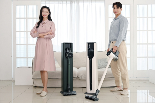 LG전자가 5일 신개념 청소기 거치대인 올인원타워를 적용해 더 새로워진 프리미엄 무선청소기 코드제로 A9S 씽큐 신제품 2종을 출시한다. 모델들이 LG 코드제로 A9S 씽큐 신제품을 소개하고 있다. [사진: LG전자 제공]