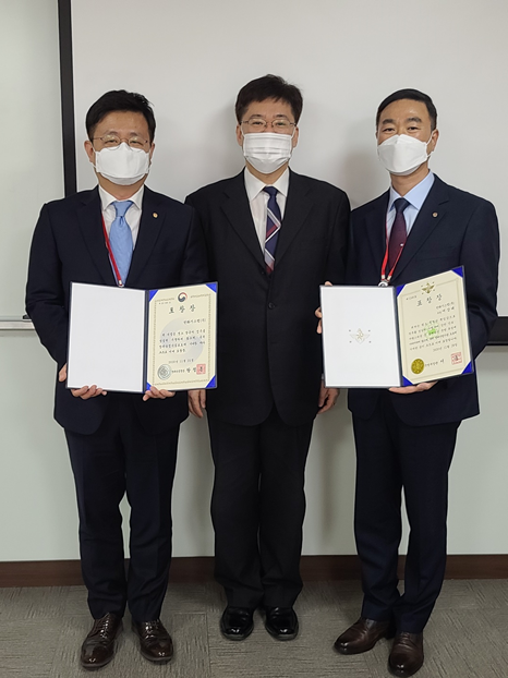 한화시스템이 지난 5일 방위사업청에서 열린 '2020년 방산기술보호 유공 표창 수여식'에서 산∙학∙연부문 방사청상 표창과 개인부문 국방부 장관 표창을 수상해 2관왕의 영예를 안았다. 사진은 좌측부터 지상민 한화시스템 사업운영담당, 박대규 방위사업청 국방기술보호국장, 여상태 한화시스템 보안팀 부장.