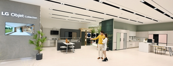 LG전자가 서울 여의도 소재 '더현대 서울'에 국내 백화점 내 베스트샵 가운데 최대 규모 매장을 연다. 모델들이 다양한 색상과 재질을 고를 수 있는 공간 인테리어 가전 LG 오브제컬렉션을 소개하고 있다. [사진: LG전자 제공]