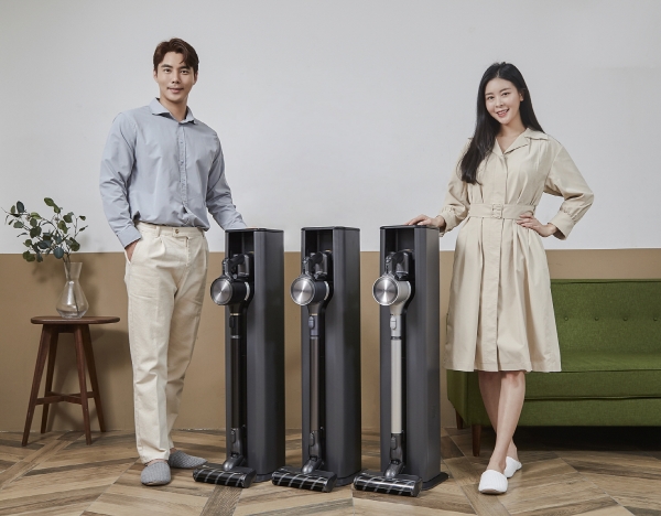 LG전자는 이달 말 신개념 거치대인 올인원타워를 갖춘 코드제로 A9S 씽큐 신제품을 출시한다. 모델들이 신제품을 소개하고 있다. 왼쪽부터 블랙, 아이언그레이, 환타지실버 색상의 제품.[사진: LG전자 제공]