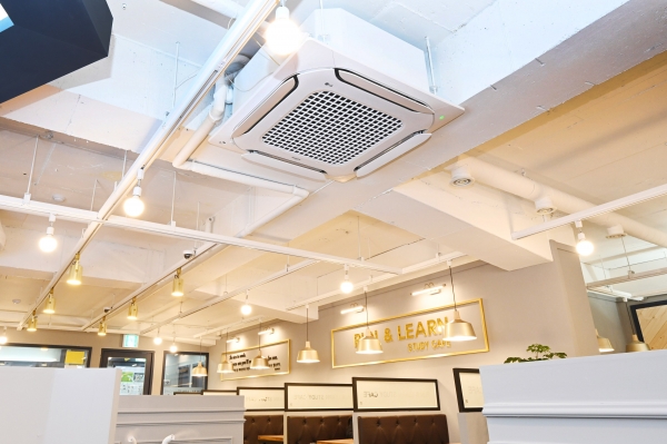 서울 남가좌동에 위치한 런앤런스터디카페에 설치된 LG 휘센 듀얼베인 시스템 에어컨. 이 제품은 업계 최초로 글로벌 안전인증기관인 UL(Underwriters Laboratories)의 실내공기질 안전성 인증인 '그린가드(GREENGUARD)' 인증을 받았다. [사진: LG전자 제공]