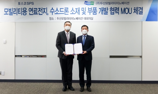 두산모빌리티이노베이션 이두순 대표(왼쪽)와 포스코SPS 김학용 대표가 업무협약식을 마치고 기념사진을 촬영하고 있다.
