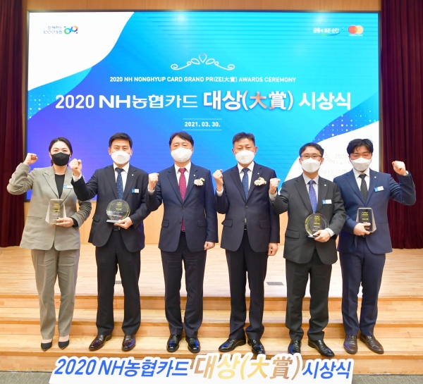NH농협카드가 지난 30일 2020년 「NH농협카드대상」 시상식을 개최하고 대상 수상자들과 기념촬영을 하고 있다. (사진 왼쪽부터, 원주농협 송영아 주임, 영등포농협 이희동 상임이사, NH농협은행 권준학 은행장, NH농협카드 신인식 사장, 강남역금융센터 김준래 센터장, 동광양지점 김형천 과장)(사진제공-NH농협카드)