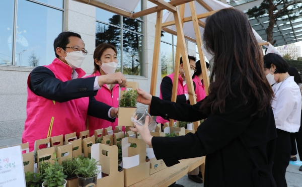 박춘원 흥국생명 대표가 ‘친환경 재활용 화분 나눔’ 행사에 동참하고 있다.(사진제공-흥국생명)