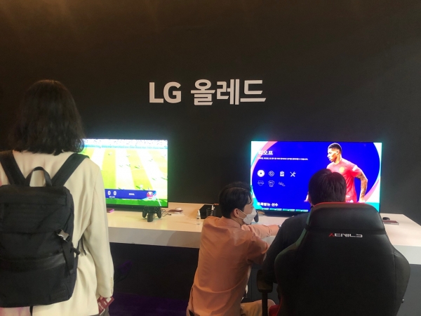 올레드(OLED) TV를 관람객들이 체험하고 있다.