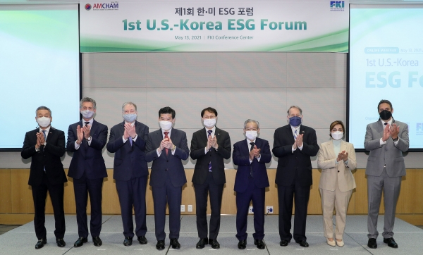 김성주 더불어민주당 의원, 권태신 전경련 부회장, 제임스 김 주한미국상공회의소 회장을 비롯한 주요인사들이 13일 전경련회관 컨퍼런스센터에서 열린 '제1회 한?미 ESG 포럼'에서 기념촬영을 하고 있다. 사진 왼쪽부터 앤드류 류 한국다우 사장, 스티븐 던바 존슨 뉴욕타임즈 인터내셔널 사장, 마이크 카바노 주한미국대사관 상무참사관, 제임스 김 주한미국상공회의소 회장, 김성주 더불어민주당 의원, 권태신 전경련 부회장, 그레고리 브리스코 주한미국대사관 상무공사, 발라카 니야지 한국P&G CEO, 안토니오스 룰루다키스 주한미국대사관 상무관.[사진: 전경련 제공]