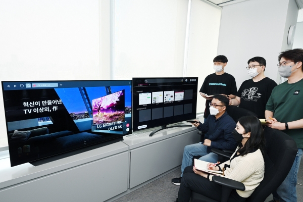 LG전자 연구원들이 최신 TV와 재작년 출시된 제품에 각각 탑재된 webOS 브라우저를 비교해가며 테스트를 진행하고 있다. [사진: LG전자 제공]